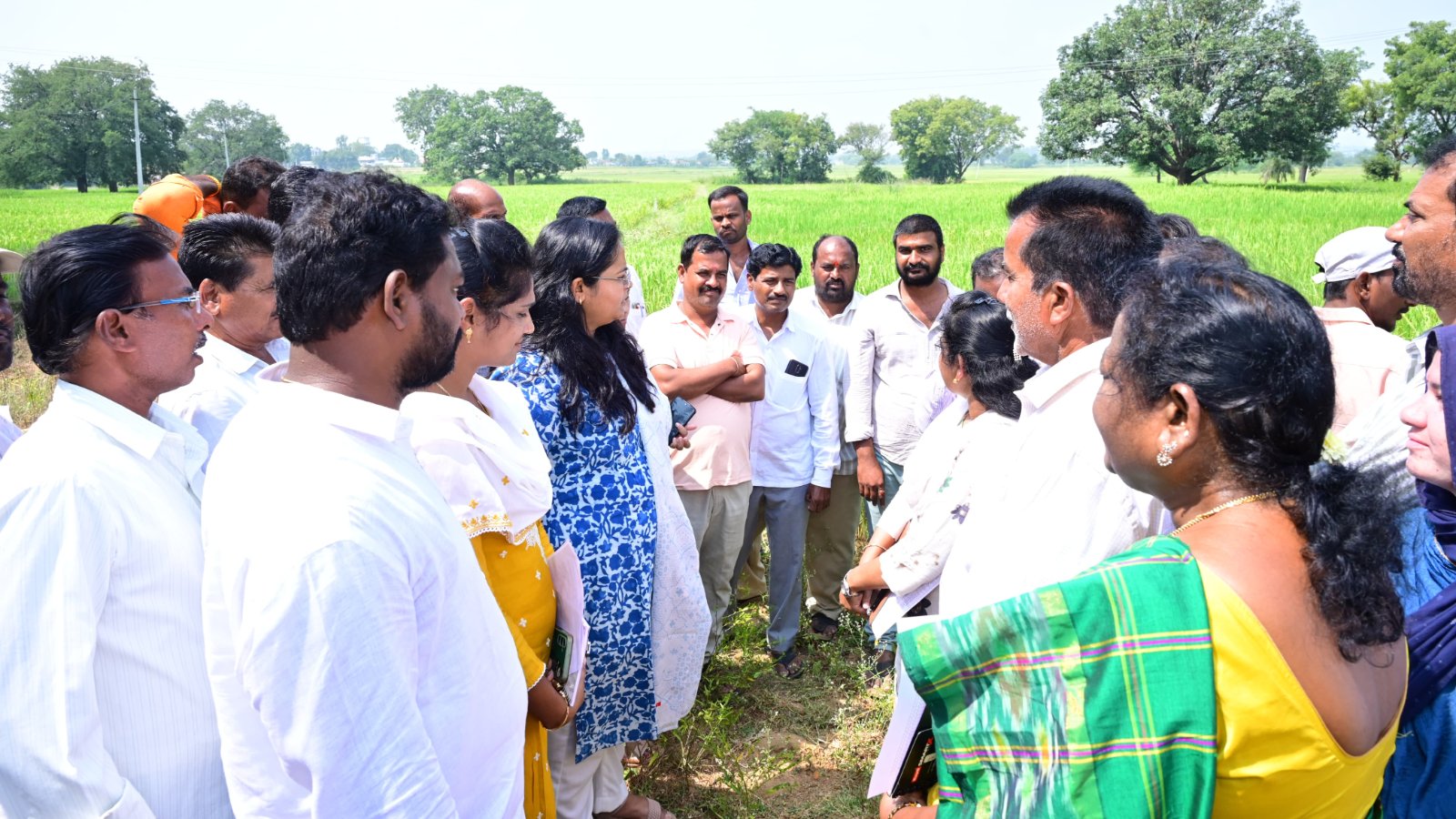 ఎండిపోతున్న ఖరీఫ్ పంటలు కలెక్టర్ కు రైతుల ఆవేదన..