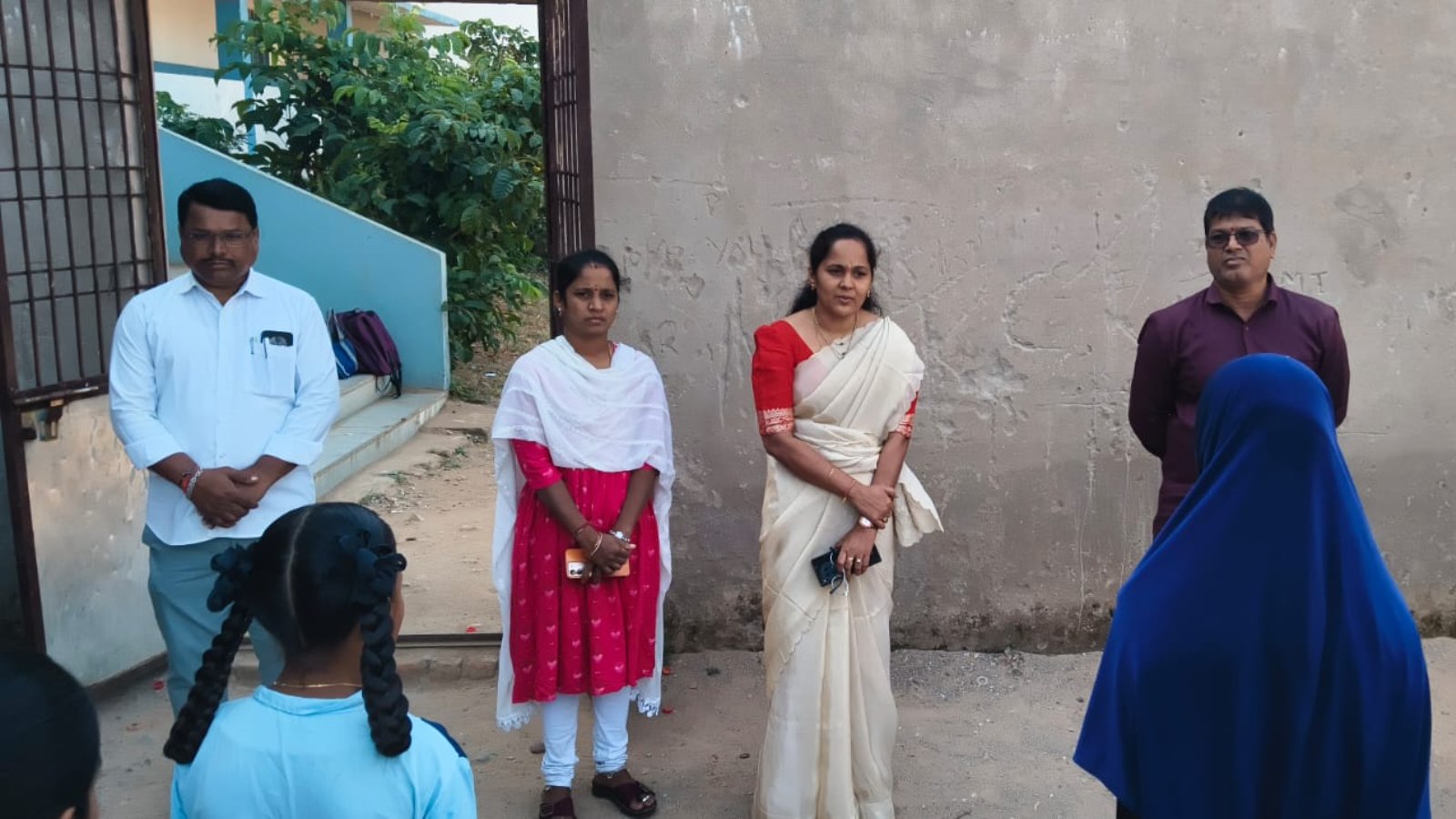 సురక్షిత్ బచ్పన్ అభియాన్ లో భాగంగా నర్సాపూర్ జిల్లా పరిషత్ గర్ల్స్ హైస్కూల్లో ఫోక్సో చట్టంపై న్యాయ అ