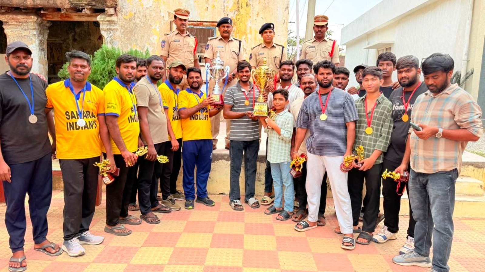 జిల్లా పోలీస్ క్రికెట్ టోర్నమెంట్లో విజేతగా యంగ్ స్టార్ జట్టు