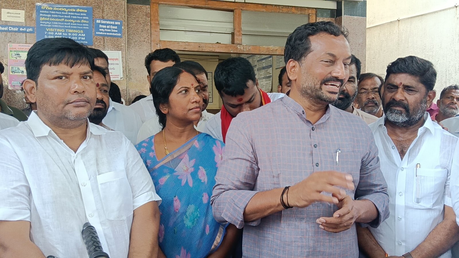 ఫుడ్ పాయిజన్ తో చికిత్స పొందుతున్న 25 మందిని పరామర్శించిన ఎంపీ రఘునందన్ రావు బిజెపి నాయకులు