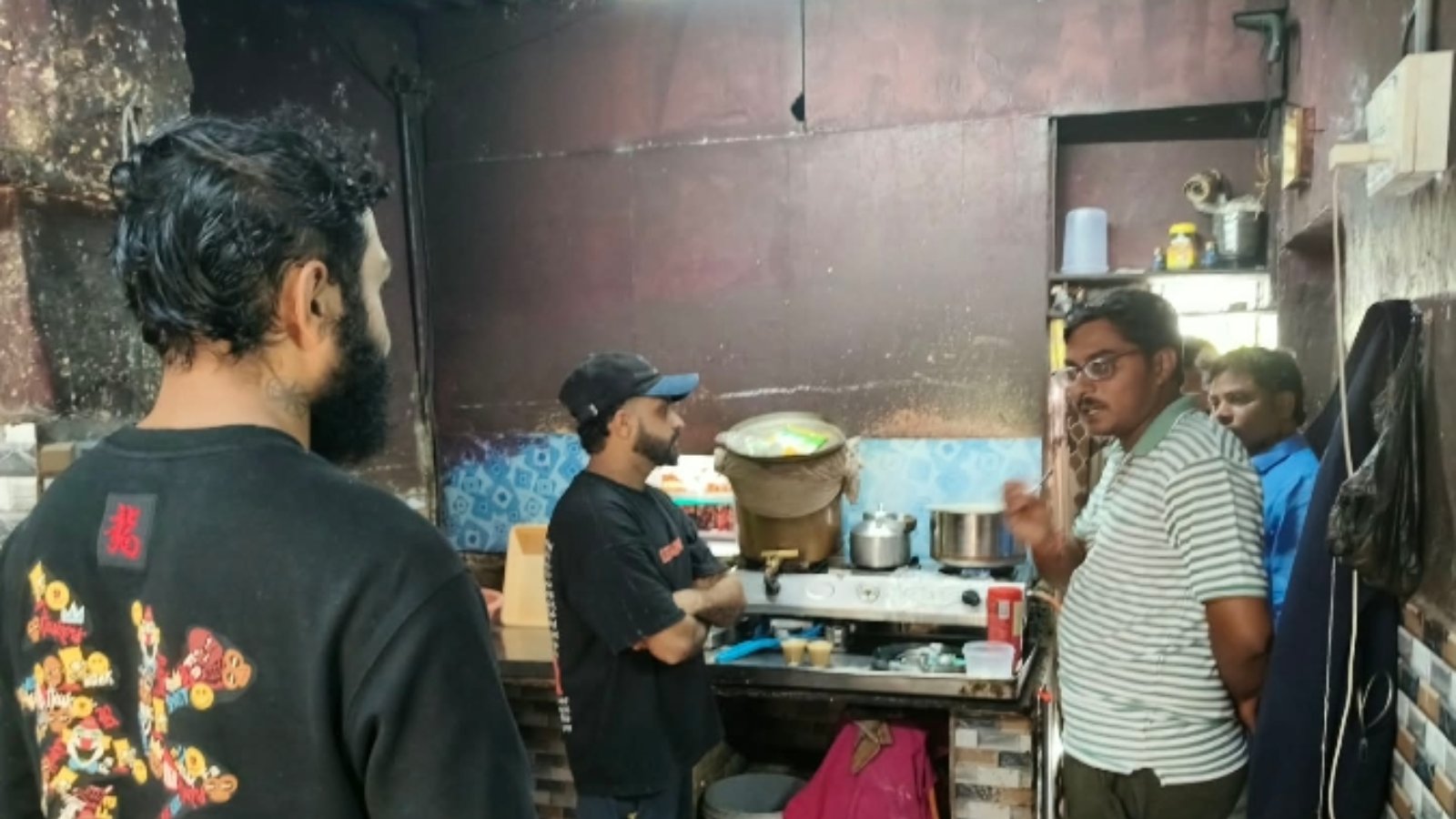 హోటల్ రెస్టారెంట్లను ఆకాశ్మికంగా తనిఖీ చేసిన మున్సిపల్ కమిషనర్.