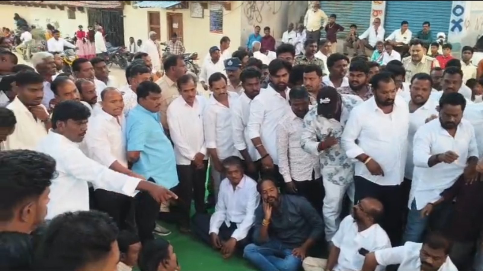 దసరా ఉత్సవాల్లో రగడ పరస్పరం దాడులు చేసుకున్న బీఆర్ఎస్,కాంగ్రెస్ వర్గీయులు మెదక్ జిల్లా శివంపేటలో ఉద్