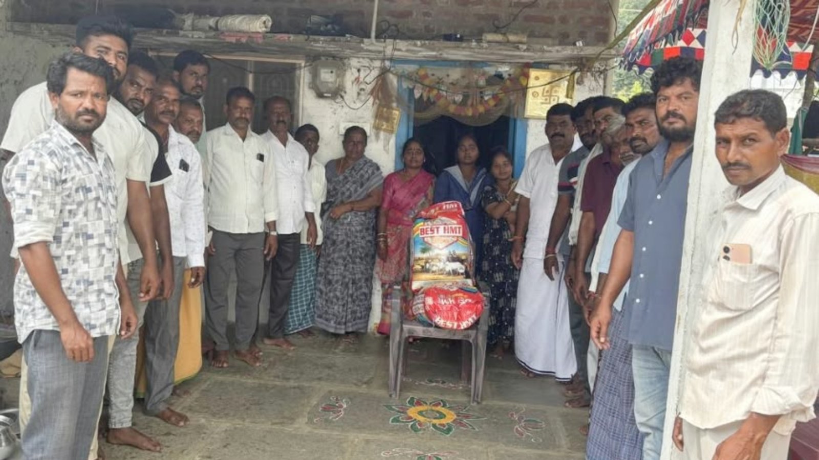 రాములు కుటుంబానికి గౌడ సంఘం చేయూత