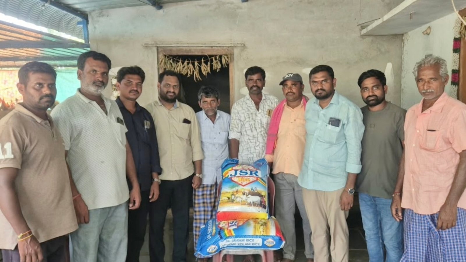 బాధిత కుటుంబానికి ఆర్థిక చేయూత