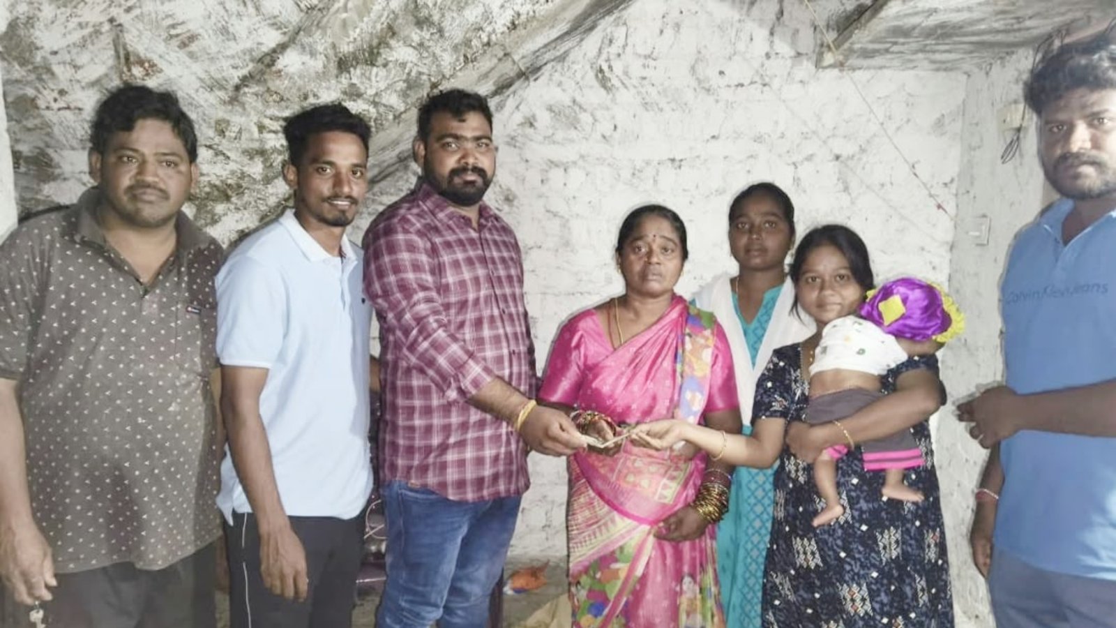 క్లాస్‌మేట్ కుటుంబానికి స్నేహితుల ఆర్థిక చేయూత