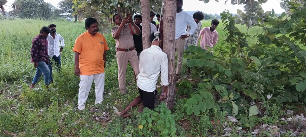 దిష్టిబొమ్మలు అమ్ముకునే వ్యక్తి ఆత్మహత్య