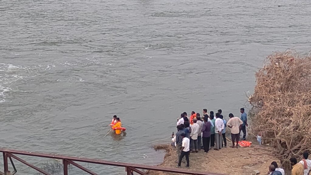 చేపల వేటకు వెళ్లి యువకుడు గల్లంతు